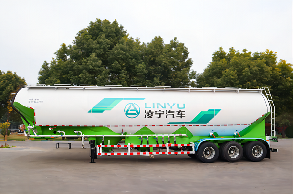 粉粒物料運(yùn)輸車的特點(diǎn)詳解！